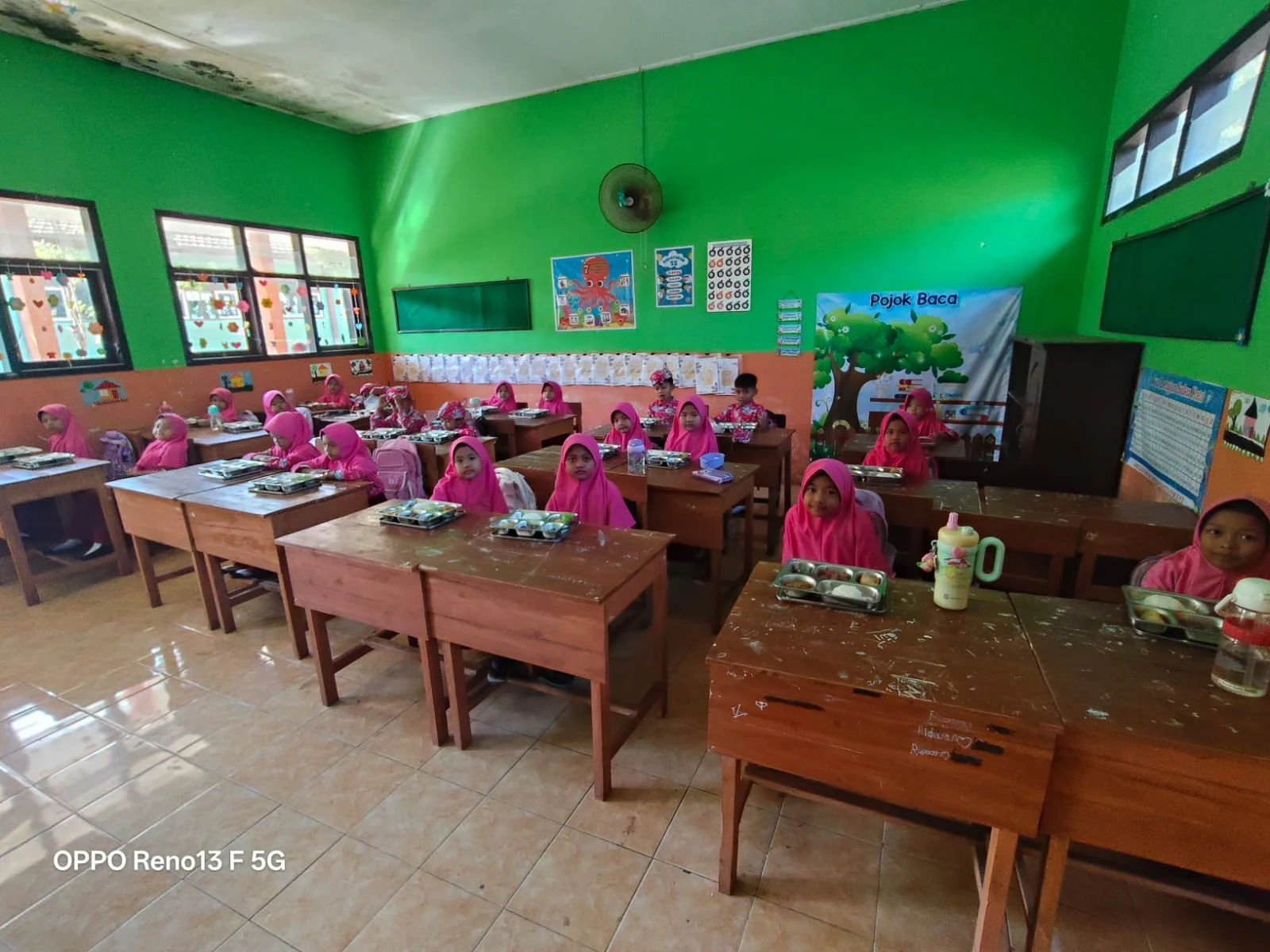Pembagian MBG di Kelas